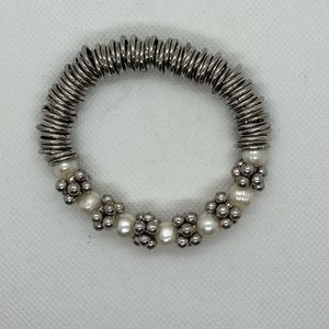 Pearl and silver expandable bracelet